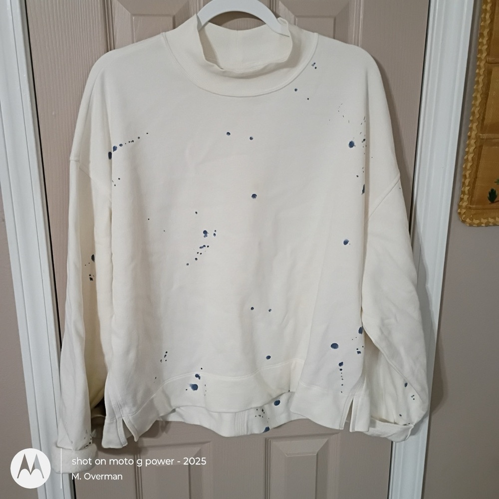 Old Navy cream/blue splatter mock neck oversized sweatshirt. Size XL.
